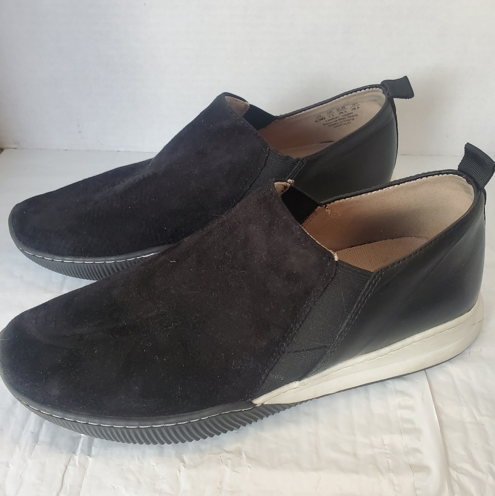 Naturalizer black suede skimmers